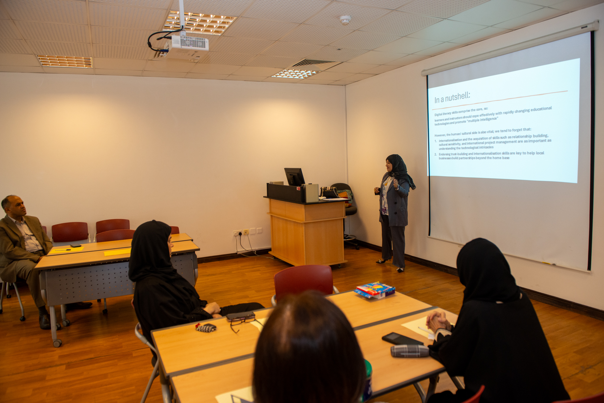 موظفو جامعة البحرين يربطون فصولهم الدراسية بسوق العمل