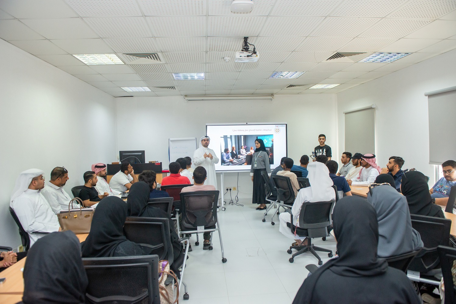 طلبة جامعة البحرين يتعرفون أتكيت العمل وأسرار المقابلات المهنية