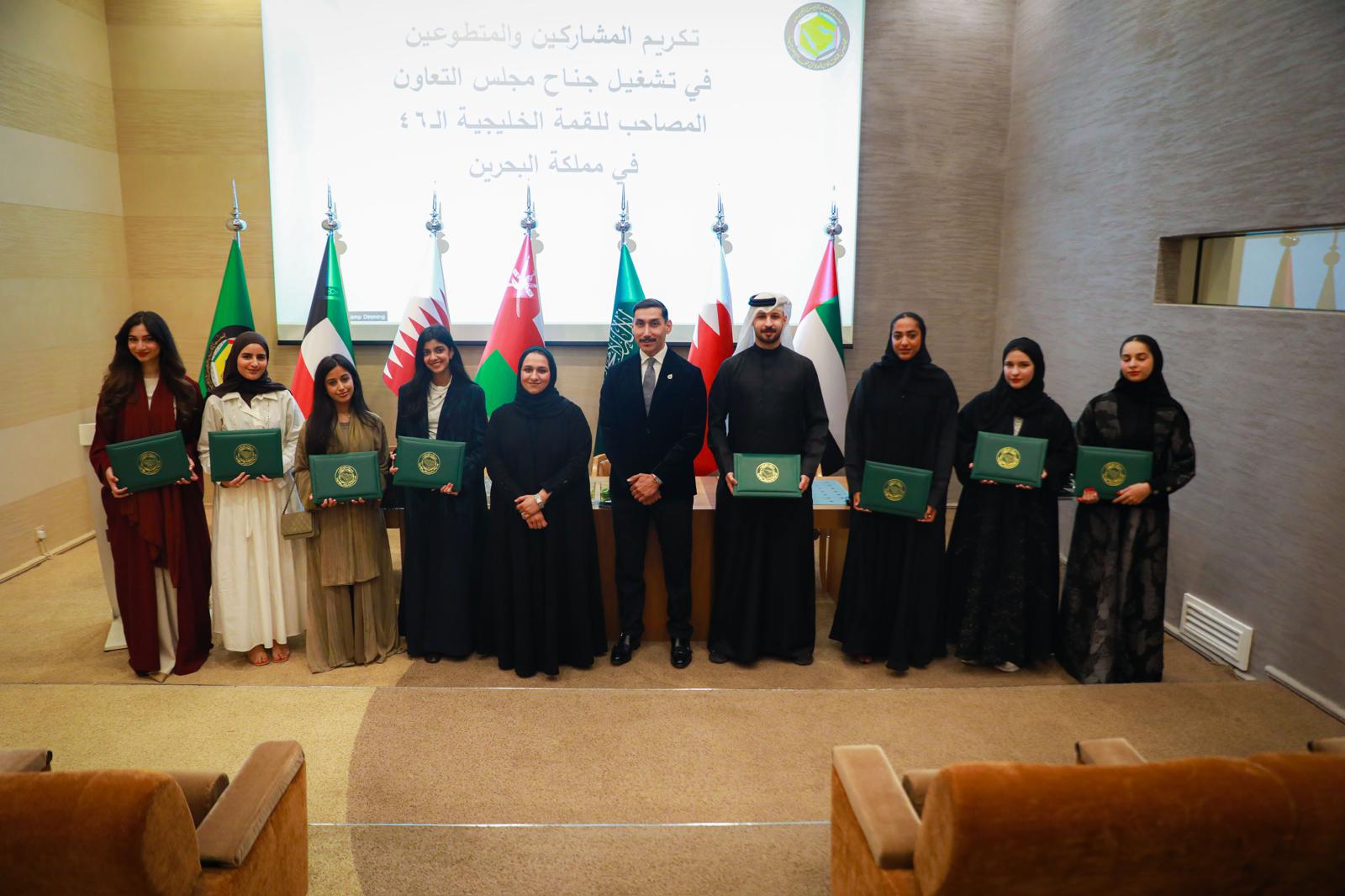 طلبة جامعة البحرين يشاركون في الجناح المصاحب لـ القمة (46)