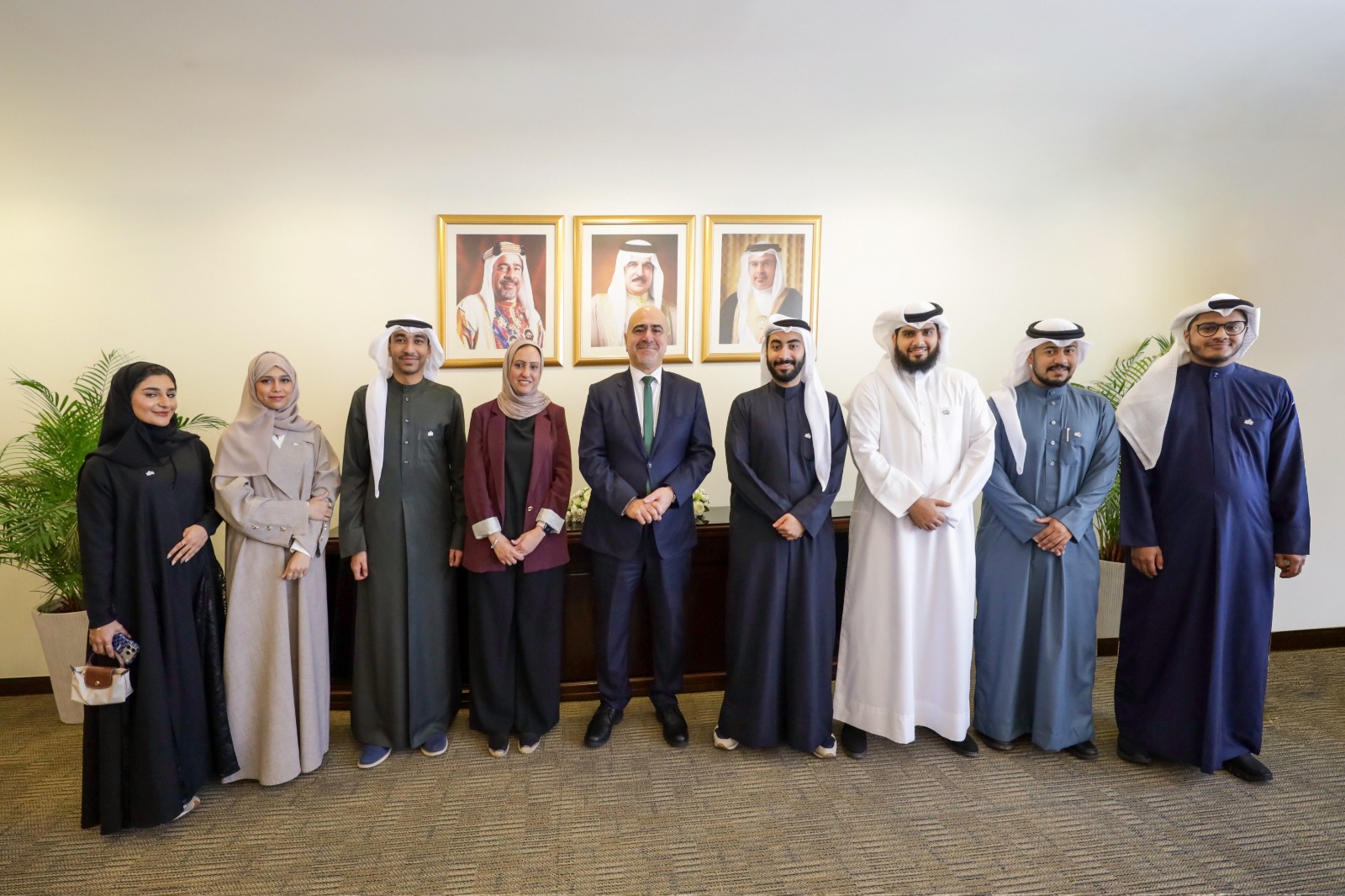 رئيس جامعة البحرين يلتقي فريق “حكاية” ويعبر عن فخره بخريجي الجامعة