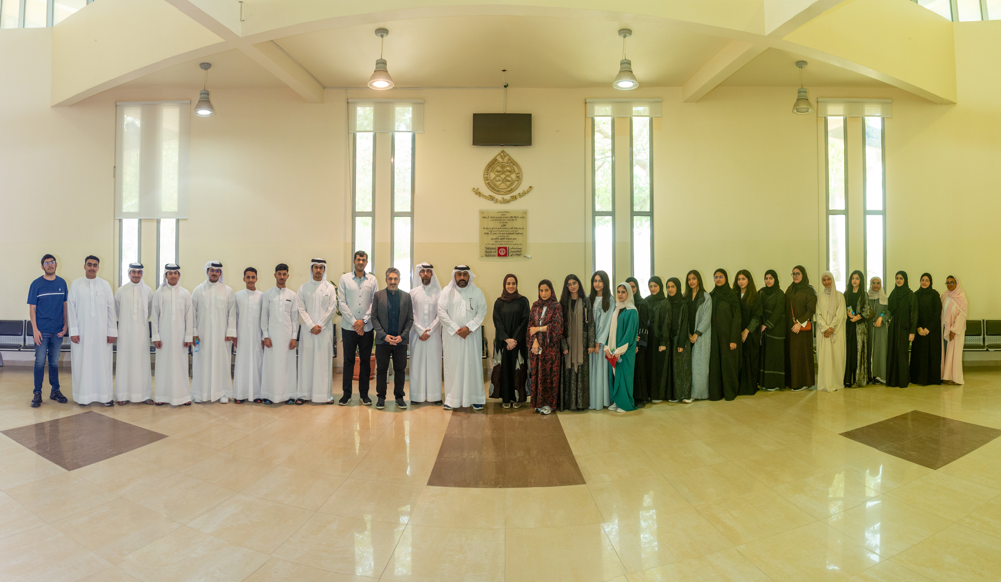 جامعة البحرين تعرّف طلبة المبرة الخليفية بالنشاط الطلابي والخدمات الجامعية